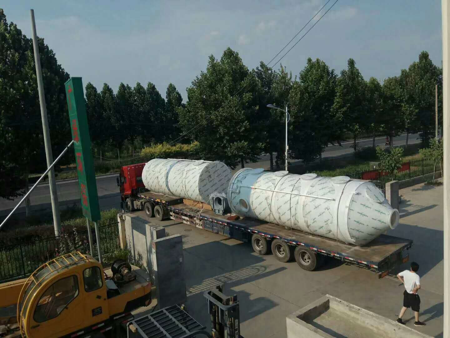 處理工藝流程如下： 瀝青煙氣→凈化器A→凈化器B→凈化器C→凈化器D→凈化器E→凈化器F→高排 系統(tǒng)中設(shè)備有噴淋塔、廢氣凈化機(jī)組和循環(huán)水池。 瀝青煙氣處理的主要方法是組合式裝置。其他方法可咨詢技術(shù)人員。