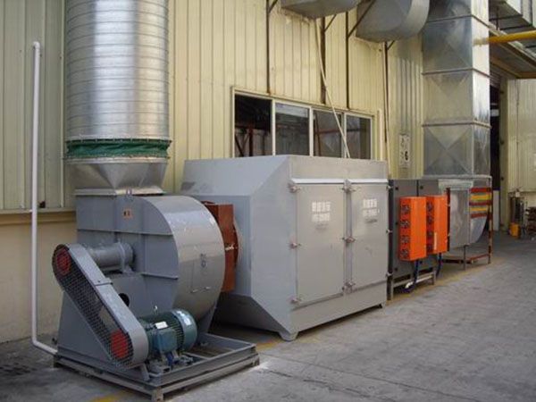 電泳生產(chǎn)線中能產(chǎn)生廢氣的環(huán)節(jié)有噴涂、噴涂漆霧、烘干房，這些環(huán)節(jié)都會(huì)產(chǎn)生大量的廢氣。今天就以涂裝烘房廢氣為主，為大家講述電泳涂裝烘房廢氣成分以及相應(yīng)的廢氣處理方法。