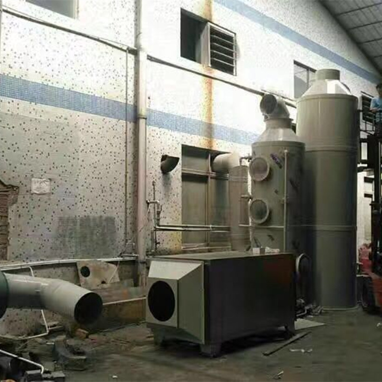 水噴淋式處理工藝應(yīng)用于定型機(jī)廢氣治理，主要凸顯以下優(yōu)勢(shì)： a、無(wú)需加裝引風(fēng)機(jī)，充分利用原有排風(fēng)機(jī)的富余風(fēng)壓，不增加電能損耗； b、有效保護(hù)定型機(jī)風(fēng)管，消除火災(zāi)隱患（凈化系統(tǒng)運(yùn)行后兼有滅火功能）； c、煙氣充分降溫，有效回收廢油產(chǎn)生經(jīng)濟(jì)效益； d、凈化后的廢氣達(dá)標(biāo)排放。