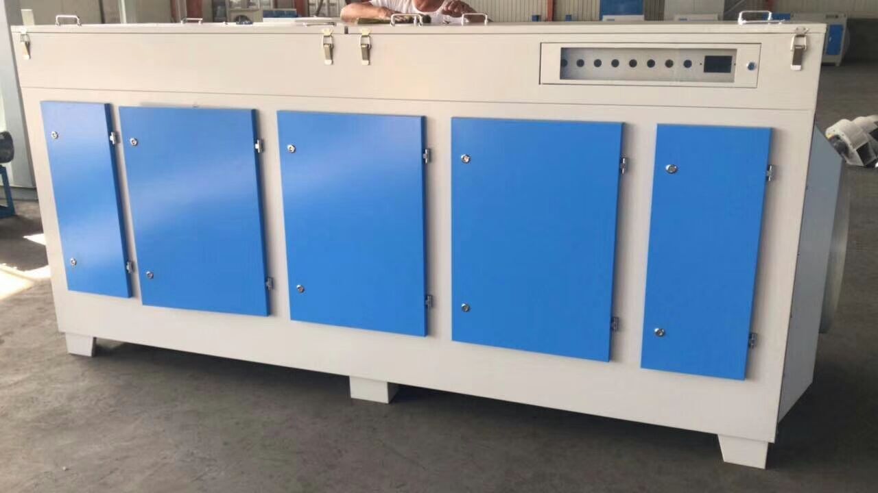 　靜電式油煙油霧凈化器： 　　靜電式油煙凈化器是一種利用靜電原理油煙凈化裝置。主要用于賓館、飯館、酒家、餐廳以及學(xué)校、機(jī)關(guān)、工廠等場(chǎng)所的廚房油煙的凈化治理；食品油炸、烹任加工行業(yè)；油濺熱處理車間、油霧潤(rùn)滑車間、工件焊接車間以及烯油鍋爐排放等工業(yè)場(chǎng)合。