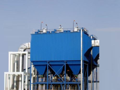 正極由不同幾何形狀的金屬板制成，叫集塵電極。靜電除塵器的性能受粉塵性質(zhì)、設(shè)備構(gòu)造和煙氣流速等三個(gè)因素的影響。粉塵的比電阻是評(píng)價(jià)導(dǎo)電性的指標(biāo)，它對(duì)除塵效率有直接的影響。比電阻過低，塵粒難以保持在集塵電極上，致使其重返氣流。比電阻過高，到達(dá)集塵電極的塵粒電荷不易放出，在塵層之間形成電壓梯度會(huì)產(chǎn)生局部擊穿和放電現(xiàn)象。這些情況都會(huì)造成除塵效率下降。