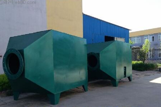 性碳纖維有機廢氣回收裝置由三個吸附器組成共同組成一個管路系統(tǒng)，運行時相互切換。當A吸附器吸附時，B吸附器解吸，C吸附器。當有機廢氣進入吸附器時，其中的有機物穿過活性炭纖維氈后就被吸附下來，凈化后的氣體由吸附器頂部排出。A,B,C三個吸附器交替切換。系統(tǒng)采用水蒸氣為脫附劑。脫附蒸汽由吸附器頂部進入，穿過活性炭纖維氈，將被吸附濃縮的有機物脫附出來并帶入冷凝器，經(jīng)過泠凝，有機物和水蒸氣的混合物被冷凝下來流入分層槽，通過重力沉降分離，達到回收有機物的目的。分離后的水排放至廠方化學(xué)污水系統(tǒng)集中處理后排放。系統(tǒng)運行過程中所有的動作切換，均由自動控制系統(tǒng)完成。