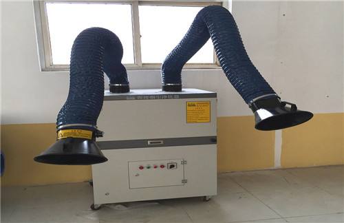 靜電式焊接煙塵凈化器采用源頭捕集和高精度過(guò)濾等技術(shù)，適用于金屬熱加工產(chǎn)生的煙氣粉塵治理，通過(guò)高壓靜電設(shè)備在煙塵廢氣的產(chǎn)生源頭進(jìn)行高效收集，及時(shí)阻止煙塵廢氣的揮發(fā)擴(kuò)散，保持車間空氣清潔。被吸收的煙塵廢氣通過(guò)精度高達(dá)0.3μm的高效濾芯過(guò)濾凈化后，將達(dá)到標(biāo)準(zhǔn)的潔凈空氣室內(nèi)排放，做到空氣內(nèi)循環(huán)，減少車間溫濕度的能量損耗。被過(guò)濾掉的粉塵收集在積灰槽內(nèi)，防治二次污染，同時(shí)對(duì)貴重金屬物料起到回收作用。