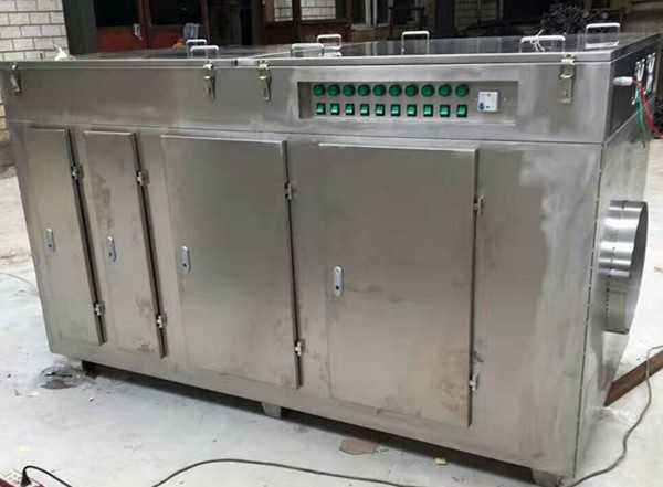 廢氣凈化器工作原理 ： 　　除臭廢氣凈化器性能特點(diǎn) ： 　　1、具有一次性?xún)艋矢?，能同時(shí)凈化多種污染物。 　　2、防火性能采用開(kāi)關(guān)，電源，電路三重自動(dòng)保護(hù)。 　　3、設(shè)備體積小，結(jié)構(gòu)緊湊，工藝成熟。 　　4、設(shè)備投資少，運(yùn)行成本低。 　　5、安全穩(wěn)定，維護(hù)方便，使用壽命長(zhǎng)達(dá)20年。 　　6、凈化效率高，無(wú)二次污染