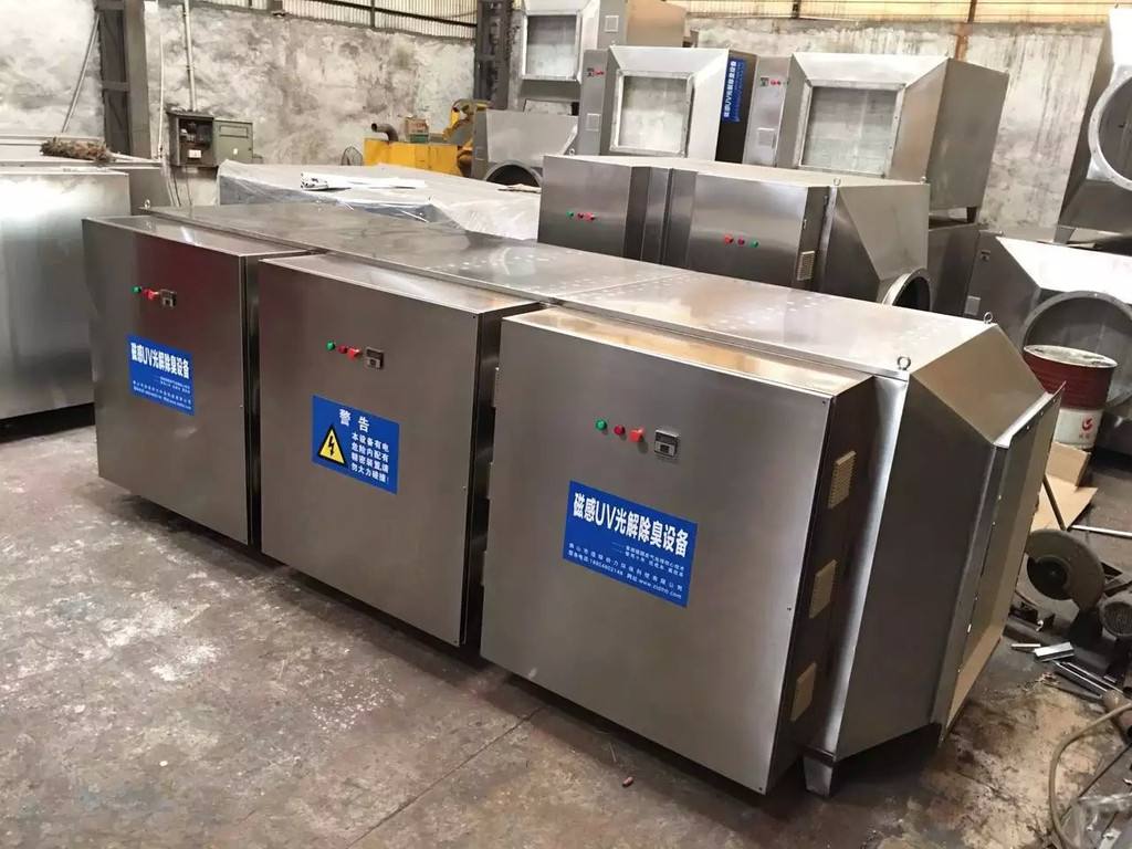 光氧催化氧化設(shè)備UV光解分解廢氣分子：首先廢氣經(jīng)過(guò)253.7納米波段光切割、斷鏈、燃燒、裂解廢氣分子鏈，改變分子結(jié)構(gòu)，取185納米波段光對(duì)廢氣分子進(jìn)行催化氧化，使破壞后的分子或中子、原子以O(shè)3進(jìn)行結(jié)合，使有機(jī)或無(wú)機(jī)高分子惡臭化合物分子鏈，在催化氧化過(guò)程中，轉(zhuǎn)變成低分子化合物CO2、H2O等，再根據(jù)不同的廢氣成分配置27種以上相對(duì)應(yīng)的惰性催化劑，催化劑采用蜂窩狀金屬網(wǎng)孔作為載體，全方位與光源接觸，惰性催化劑在338納米光源以下發(fā)生催化反應(yīng)，放大10-30倍光源效果，使其與廢氣進(jìn)行充分反應(yīng)，縮短廢氣與光源接觸時(shí)間，從而提高廢氣凈化效率。通過(guò)UV光解后的廢氣凈化效果超過(guò)GB14554-93《惡臭污染物排放標(biāo)準(zhǔn)》表2惡臭污染物排放標(biāo)準(zhǔn)值，接著經(jīng)過(guò)光解處理后的廢氣進(jìn)入活性炭吸附箱。