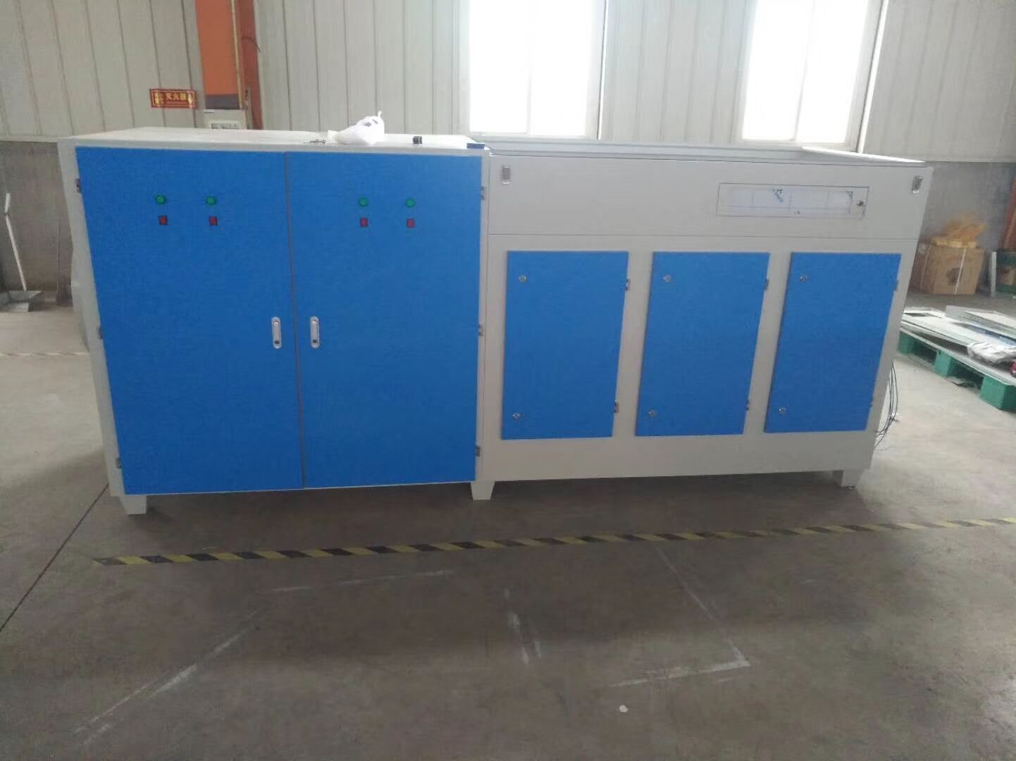 等離子體是區(qū)別固態(tài)、液態(tài)、氣態(tài)的第四種物質(zhì)形態(tài)，氣體受外電場(chǎng)激發(fā)放電，成為等離子體。  這是一種由電子、各種離子、原子和自由基構(gòu)成的混合體，其間電子、各種離子、重粒子相互碰撞，內(nèi)部能量很高但整個(gè)體系呈現(xiàn)低溫狀態(tài)，低溫等離子體由此得名。  低溫等離子利用高能電子、自由基等活性粒子和廢氣中的污染物作用，使污染物分子在極短的時(shí)間內(nèi)發(fā)生分解，污染物中的大分子團(tuán)被擊碎，長(zhǎng)分子鏈被打斷成為無(wú)害的短分子物質(zhì)，達(dá)到降解污染物的目的。(注：低溫等離子體相對(duì)于高溫等離子體而言，近于常溫。)