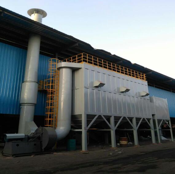 塑料造粒機廢氣處理是指在工業(yè)生產(chǎn)中所產(chǎn)生的尾氣進入除塵系統(tǒng)進行除法處理，將其中的固型顆粒物去除后再進入除臭裝置，在除臭裝置里，尾氣中的異味成分在專 門培養(yǎng)生成的微生物菌作用下，被降解和凈化除臭后排入大氣。生物法是通過微生物及生物過濾技術(shù)來處理和降解異味廢氣，將廢氣中的無機物、揮發(fā)性有機物等污染物進行生物降解，轉(zhuǎn)化為無害的CO2和H2O等，達(dá)到凈化的目的。