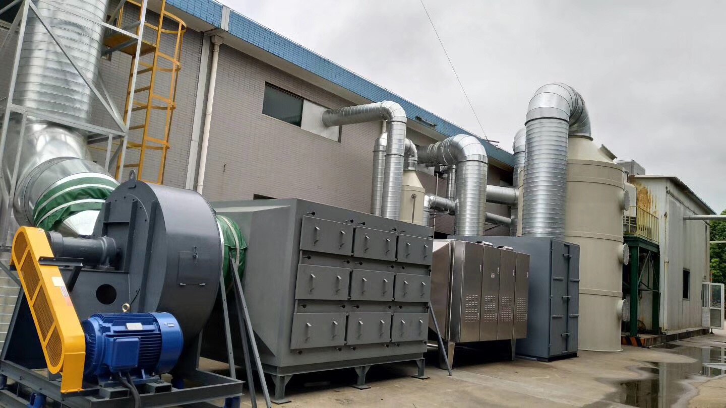 在高能光量子催化氧化除臭設(shè)備內(nèi)，高能光束與空氣反應(yīng)產(chǎn)生的臭氧、OH(羥基自由基)對(duì)惡臭氣體進(jìn)行協(xié)同分解氧化反應(yīng)，同時(shí)大分子惡臭氣體在高能紫外線作用下使其鏈結(jié)構(gòu)斷裂，使惡臭氣體物質(zhì)轉(zhuǎn)化為無(wú)臭味的小分子化合物或者完全礦化，生成水和CO2，達(dá)標(biāo)后經(jīng)排風(fēng)管排入大氣，整個(gè)分解氧化過(guò)程在2秒內(nèi)完成。工藝先進(jìn)之處，我們還在UV前后分別加了高效過(guò)濾器和光觸媒工藝，作用分別是：高效過(guò)濾器去除大分子，光觸媒再對(duì)某些剩余的廢氣進(jìn)行第二次催化氧化處理，以達(dá)到更好的處理效果。