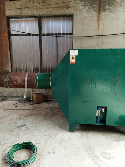 可定制一邊抽真空，同時(shí)流出溶劑設(shè)備，可以德國裝置相媲美  定制設(shè)備可氣動(dòng)加手動(dòng)排渣，帶視窗，錐形桶底，標(biāo)配特氟龍涂層