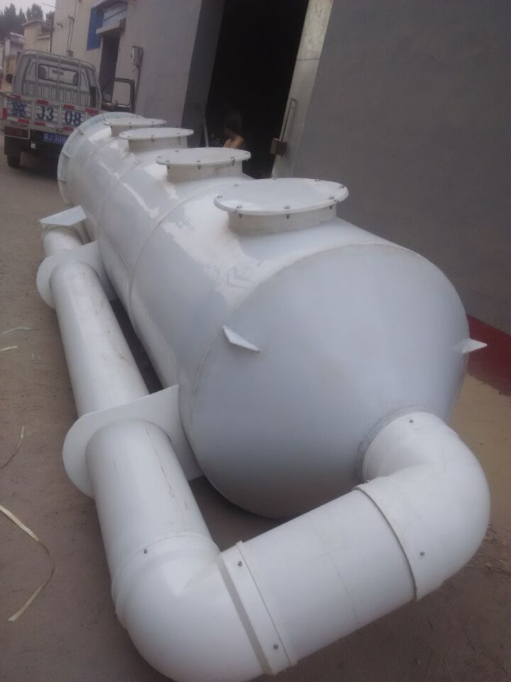 酸霧凈化塔又叫：酸性氣體凈化塔、酸霧凈化塔、酸霧吸收塔、廢氣凈化塔及玻璃鋼酸霧凈化塔、它具有適用范圍廣,凈化效率高,設(shè)備阻力低,占地面積小的特點(diǎn),可以生產(chǎn)多種規(guī)格和用途的玻璃鋼酸霧凈化塔產(chǎn)品。 玻璃鋼酸霧凈化塔是一種改進(jìn)型產(chǎn)品,它采用清華大學(xué)的最新科硎成果，并結(jié)合了國(guó)內(nèi)外同類凈化塔的優(yōu)點(diǎn)，由清華大學(xué)對(duì)我廠生產(chǎn)的凈化塔進(jìn)行重新設(shè)計(jì)，采用一級(jí)鼓泡，兩級(jí)噴淋，四級(jí)吸收，同時(shí)對(duì)填料層及塔體進(jìn)行了技術(shù)參數(shù)上的優(yōu)化，凈化效率可達(dá)98%，凈化后的酸霧廢氣大大低于排放標(biāo)準(zhǔn)，是當(dāng)前國(guó)內(nèi)外最理想的高濃度、較高溫度酸堿凈化設(shè)備。