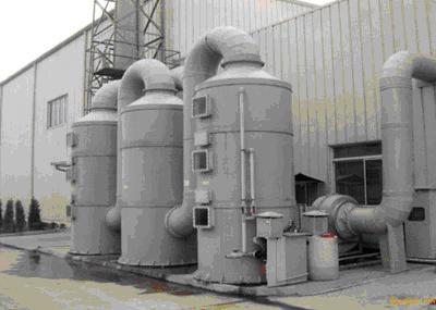 吸收塔是實(shí)現(xiàn)吸收操作的設(shè)備。按氣液相接觸形態(tài)分為三類。類是氣體以氣泡形態(tài)分散在液相中的板式塔、鼓泡吸收塔、攪拌鼓泡吸收塔；第二類是液體以液滴狀分散在氣相中的噴射器、文氏管、噴霧塔；第三類為液體以膜狀運(yùn)動(dòng)與氣相進(jìn)行接觸的填料吸收塔和降膜吸收塔。塔內(nèi)氣液兩相的流動(dòng)方式可以逆流也可并流。通常采用逆流操作，吸收劑以塔頂加入自上而下流動(dòng)，與從下向上流動(dòng)的氣體接觸，吸收了吸收質(zhì)的液體從塔底排出，凈化后的氣體從塔頂排出。