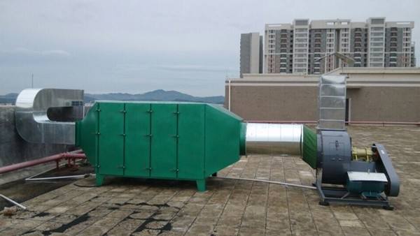 其實溶媒吸附的結(jié)構(gòu)簡單，設(shè)計弾性及處理能力大，不易被固體和性物料堵塞，適應(yīng)行業(yè)廣泛，能溶解氣體、液體、固體而成為均勻混合物的一種混合液體。通常分為無機(jī)溶劑和有機(jī)溶劑兩大類。水是應(yīng)用最廣泛的無機(jī)溶劑，酒精、汽油等是常用的有機(jī)溶劑。