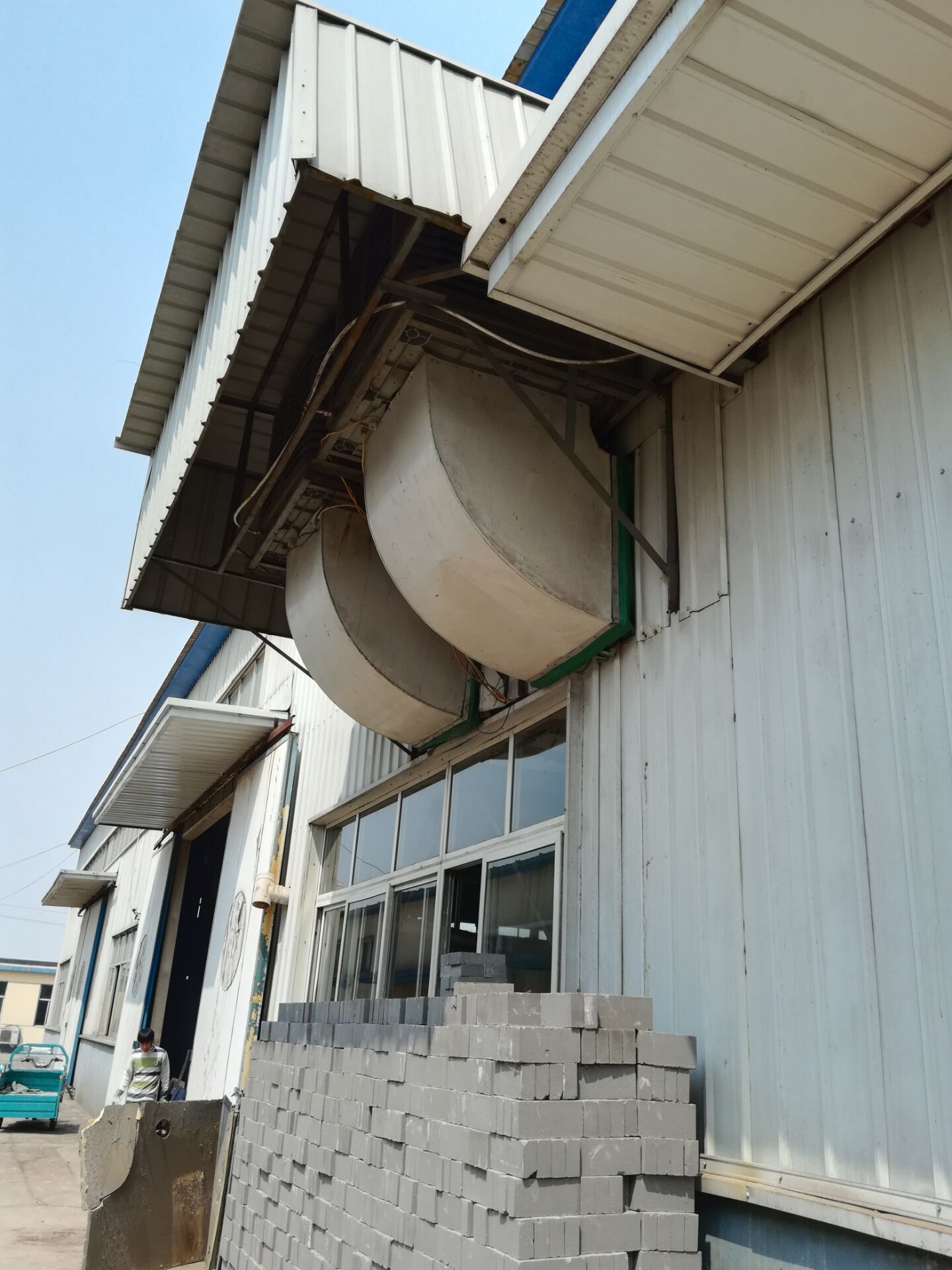 東莞水簾工廠-車間降溫配套安裝_節(jié)能環(huán)?？照{(diào)注塑車間降溫用環(huán)?？照{(diào)好?還是水簾風(fēng)機(jī)好