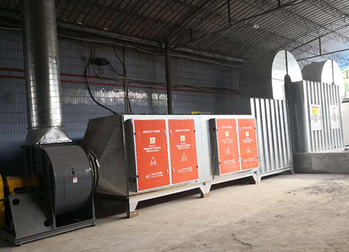 工業(yè)油霧油煙凈化器 是一種安裝于CNC加工中心，放電加工機、壓鑄機、CNC車床等各類機床上，對機加工中產(chǎn)生的油霧，水霧，粉塵等污染物進行收集凈化的環(huán)保設(shè)備。